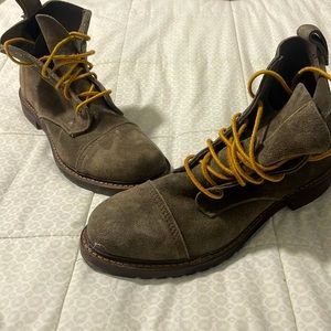 Allen Edmonds Mens Boot size 9.  Excellent condition.